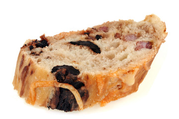 Tartine de pain fourré aux olives noires et lardons