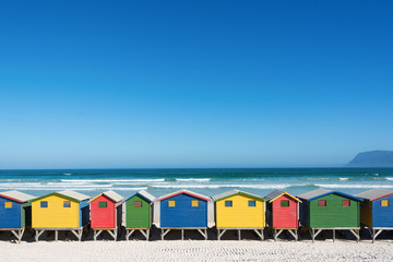 Naklejka premium Kolorowe domy na plaży w pobliżu Kapsztadu