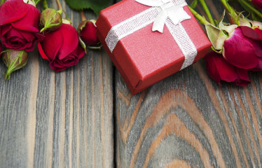 Red roses  and gift box