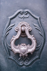 Dettaglio portone, figura gotica scolpita, legno