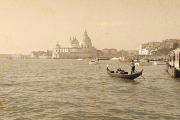 Fototapeta premium tourist in a gondola in vintage tone