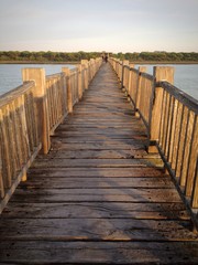 Puente de madera sobre río