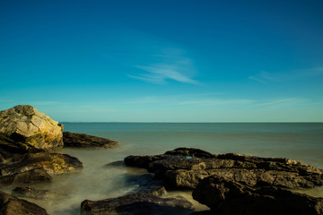 Fototapeta na wymiar rochers et mer Noirmoutier