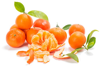 mandarins or clementines with segments with leaves © denira