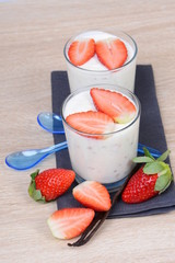 Joghurt mit Erdbeeren