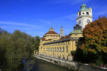 Müllersches Volksbad in München im Herbst
