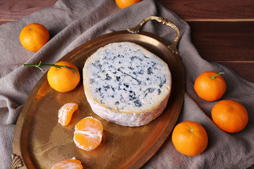 Blue cheese with oranges