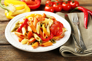 Pasta salad with pepper, carrot and tomatoes