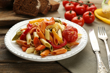 Pasta salad with pepper, carrot and tomatoes