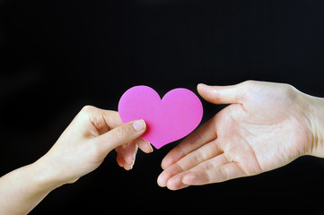Fototapeta premium ピンクのハートを持っている手