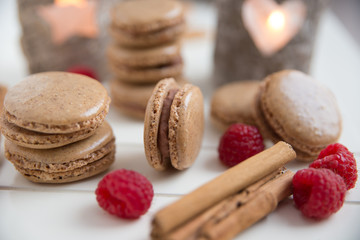 Macarons mit Zimt und Himbeeren