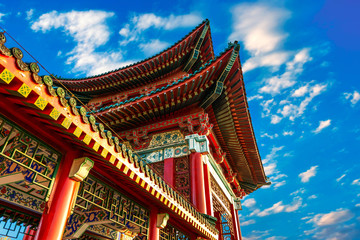 Fototapeta na wymiar Blue sky and white clouds, ancient Chinese architecture