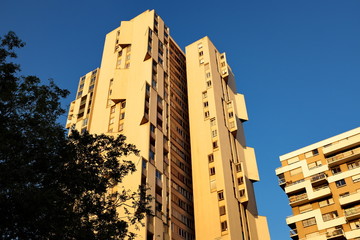 Immeuble ocre ciel bleu