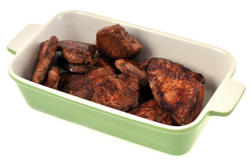 Morceaux de bœuf braisés dans un plat