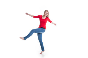 Blonde Frau tanzt fröhlich Porträt