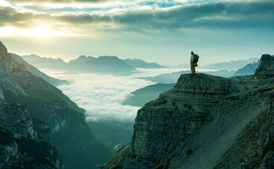 Photo sur Plexiglas Dolomites Hiker man at the rock cliff