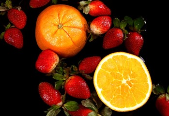 Fototapeta na wymiar abstrakte Kunst - Stillleben - Orange und Erdbeeren