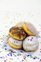 Narrenzeit - Krapfen und Konfetti