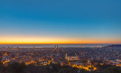 Papier Peint photo Barcelona Vue panoramique sur Barcelone juste avant le lever du soleil