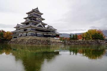 秋雨の松本城