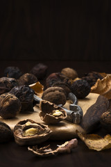 Walnüsse mit duklem Hintergrund