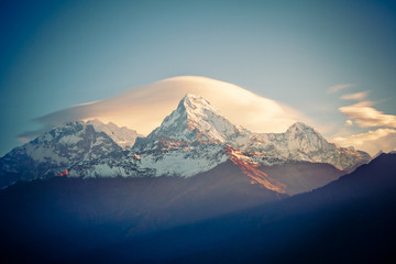 Mount Annapurna bei Sonnenaufgang im Himalaya-Bereich Nepal