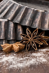 alte Backformen mit Gewürzen für Weihnachtsgebäck