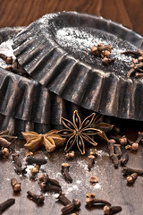alte Backformen mit Gewürzen für Weihnachtsgebäck