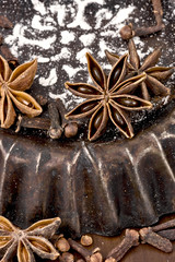 alte Backformen mit Gewürzen für Weihnachtsgebäck