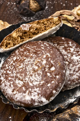 alte Backformen mit Lebkuchen und Gewürzen