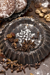 alte Backformen mit Lebkuchen und Gewürzen