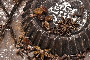 alte Backformen mit Gewürzen für Weihnachtsgebäck