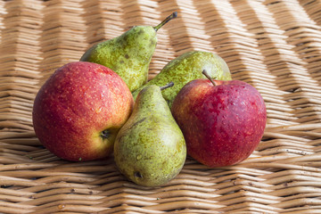 Gruszki i jabłka na wiklinowej teksturze © SylaK