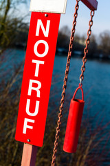 Schild mit Schriftzug Notruf