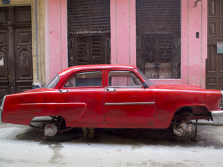 Vieille voiture rouge sur cales à Cuba.