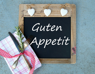 Guten Appetit - Kreidetafel mit altem Besteck