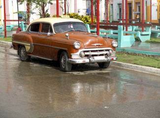 Taxi vintage sous la pluie à Cuba.