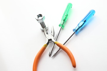 ペンチとドライバーとボルト