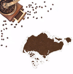 Coffee powder in the shape of Singapore and a coffee mill.(serie
