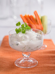 Quark zum Dippen mit Möhren und Gurke