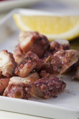 griechische Oktopussalat mit Zitrone
