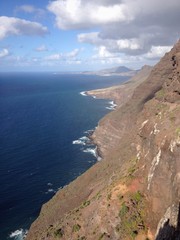 Fototapeta na wymiar Acantilado al mar en Islas Canarias