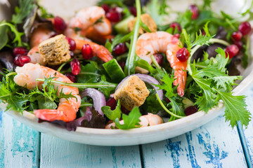 Fresh salad with shrimps and pomegranade seeds