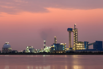 Fototapeta na wymiar panorama of Oil refinery with reflection, petrochemical plant