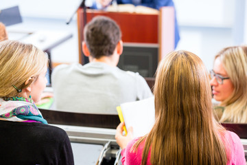 Studenten im Hochschule Hörsaal bei Vorlesung