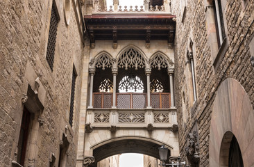 Obraz premium Bridge at Carrer del Bisbe in Barri Gotic, Barcelona. Spain