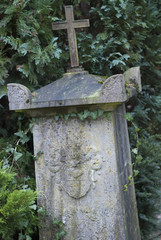 alter Grabstein mit Kreuz
