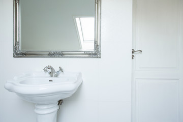 Washbasin and mirror
