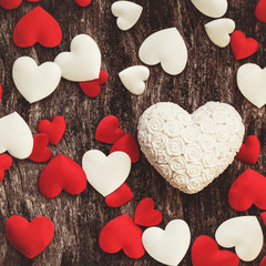 Obraz premium Valentine day wood background with white and red hearts