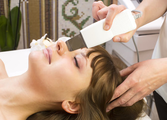 Naklejka premium Woman in a beauty salon doing massage